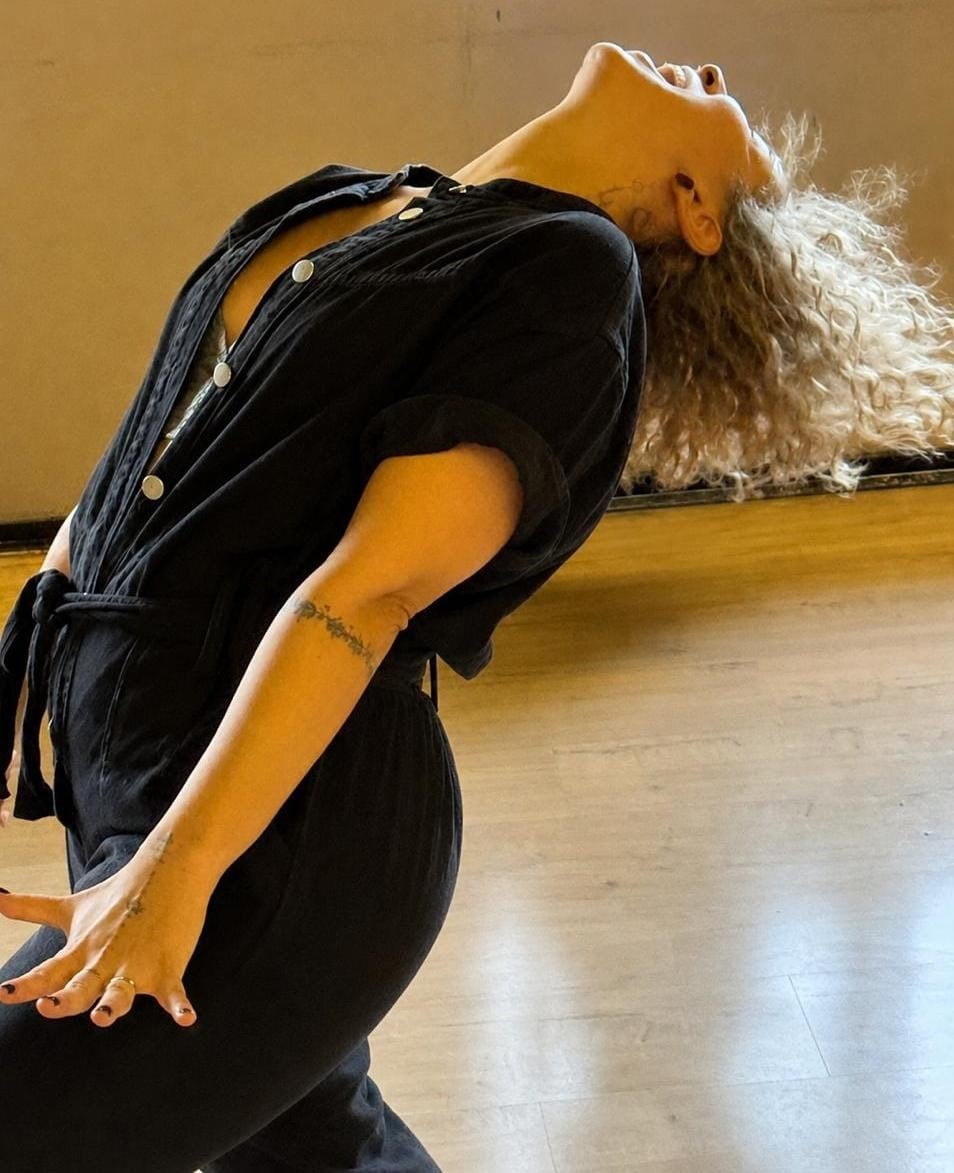 MARINA CARON: ARREBENTAÇÃO DO CORPO TRANSBORDA